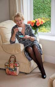 ältere Frau Sitzt In Einem Bequemen Sessel Mit Einer Tasse Tee Lizenzfreie  Fotos, Bilder Und Stock Fotografie. Image 42381865.