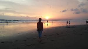 Kemudian jika anda bertanya lagi adakah tempat rekreasi di jawa barat yang menyerupai keindahan pantai di pulau dewata, jawabannya pasti ada yaitu pantai batu hiu yang berjuluk kembaran tanah lot. Sunset Pangandaran Brigittadeviblog