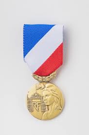 La médaille de la défense nationale est une décoration militaire française. Autres Medailles Officielles