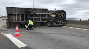 Le périphérique de nantes était au bord de l'asphyxie mercredi matin à l'heure de pointe en raison d'un accident survenu sur le pont de cheviré dans le sens intérieur. Nantes Un Camion Couche Par La Tempete Sur Le Pont De Chevire