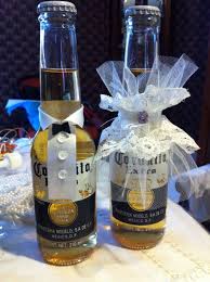 En caso de que las botellas de cerveza que quieras decorar hayan estado mucho tiempo sin limpiarse, lo mejor será que hagas una segunda limpieza en el lavavajillas. Cervezas Decoradas Cerveza Dulces Sorpresa