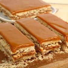 Rezept Fur Cremige Karamell Schnitten Mit Keks Boden Und Ahornsirup Rezept Lecker Backen Caramel Kuchen Kuchen Und Torten