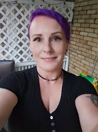 Amy's new purple hair style sparks debate