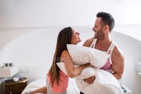 Posted by unknown at 10:19 no comments: Gluckliche Mann Und Frau Kampfen Gegen Kissen Und Haben Spass Im Bett Zu Hause Schlafzimmer Zwei Stock Photo 185834140