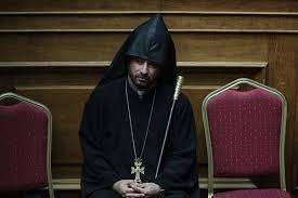 Ιερέας που είχε τεθεί σε αργία λειτουργούσε και επέβαλε στους πιστούς να μη φορούν μάσκα. Iereas Bgazei Fwtografies Me To Smartphone Sth Boylh Kai Ginetai Viral Ta Nea