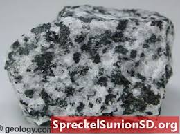 安山岩類 此標本為 安山岩 andesite 採集自台灣金瓜石 taiwan jinguashi 標本上有很多晶斑，那些深色的晶斑可能是雲母，也可能是閃石或輝石。 它並不是陸板塊也不是海板塊，而是板塊運動時，海板塊潛入到陸板塊下方所形成的火山，岩漿噴出後. ç«æˆå²©ä¾µå…¥æ€§å'ŒæŒ¤åŽ‹æ€§å²©çŸ³ç±»åž‹çš„å›¾ç‰‡ åœ°è´¨å­¦