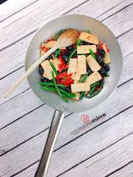 Il Tofu In Padella Con Pomodori Secchi Fagiolini Capperi E Olive Nere E Una Ricetta Facile E Rapida Da Preparare Che Si Presta A D Tofu Ricette Tofu Ricette