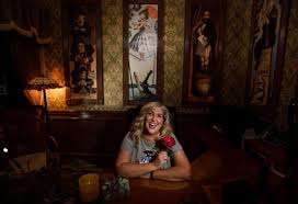 Come spend the night with a few of the happy haunts who play in an enchanted bedroom inspired by the haunted mansion. A Disneyland S Haunted Mansion Themed Home Office Done Perfectly The Kingdom Insider