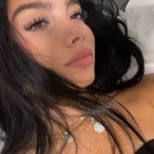 Annie Barton (@anniee_b)