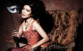 Mengelak dari kejadian menjadi bertambah buruk, raja majapahit, gusti adipati handaya ningrat menawarkan demak berkahwin dengan adiknya, gusti putri retno adjeng dumilah. Puan Sri Tiara Jacquelina Raising Bars For Malaysian Film And Arts Tatler Malaysia