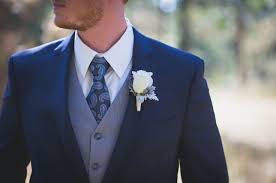 Brautigam Im Blauen Anzug Graue Weste Paisley Krawatte Lavender Boutonniere Anzug Blauen Brautigam Graue Krawa Groom Blue Suit Wedding Vest Groom Suit