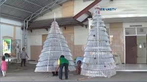 Check spelling or type a new query. Jemaat Gereja Buat Pohon Goa Natal Dari Botol Plastik Youtube
