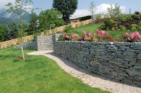 Gartenmauern bieten perfekten sichtschutz, stützen hänge ab und werden trocken aufgeschichtet zu wertvollen. Mauersteine Aus Naturstein In Ihrer Gartengestaltung Traumhaft Schon