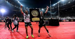 Toulouse a battu en finale l'asm, qui devra repasser pour garnir son armoire à trophée d'un troisième bouclier de brennus, après 2010 et 2017. Toulouse Quand Romain Ntamack Surfe Sur Le Bouclier De Brennus