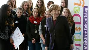 Dutzende menschen haben sie dabei mit beifall empfangen. 15 Jahre Merkel Die Kanzlerin Und Die Frauen Tagesschau De