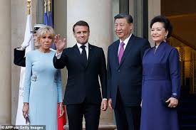 A French kiss! President Macron greets ...
