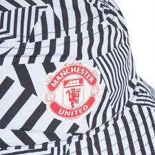 Trotz des verkaufs von dwight yorke an manchester united für 12,6 millionen pfund führte gregory die mannschaft zur mitte der saison 1998/99 bis an die ligaspitze. Adidas Manchester United Fc Mutze Schwarz Goalinn