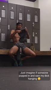 Flashing his BBC around the whole gym - ThisVid.com