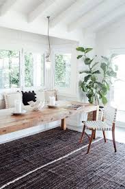 Une Grande Table En Bois Dans Le Coin D Une Piece Entouree De Fenetres Avec Un Banc Et Des Coussins Table Salle A Manger Deco Maison Deco Interieure