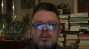 Etats-Unis : un aigle jette une carcasse de chat sur le pare-brise d'une  voiture sur l'autoroute