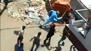 Shocking video! Doctors, nurses attacked by locals in Indore ...
