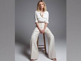 One 2008's uk stars of tomorrow, carey mulligan has spent the last decade building an impressive and diverse filmography, proving herself to be one of the most fearless performers of her generation. Carey Mulligan Wears Heels For First Time In 18 Months To Celebrate Golden Globes
