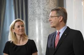 Dass bettina wulff einen siebenjährigen sohn aus einer früheren beziehung hat und längere zeit alleinerziehend war, gehört. Christian Und Bettina Wulff Bild 4