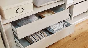 Der bau des begehbaren kleiderschrankes gliedert sich in zwei abschnitte, nämlich in die anfertigung der trennwand und in die montage der. Kleiderschrank Selber Bauen So Geht Es Richtig Tipps Tricks