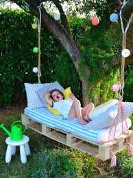 5 Outdoor Diy Kids Projects For Summer Fun Europaletten Bett Paletten Garten Und Hangeschaukel