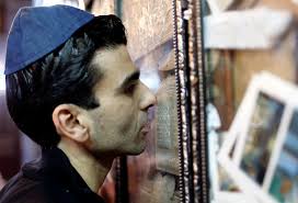 Russian Jews Take Advantage of Their Israeli Passport