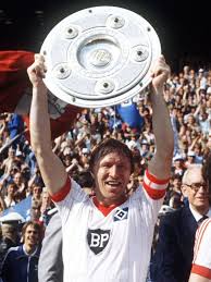 Kopfballungeheuer, ist ein ehemaliger deutscher fußballtrainer und fußballspieler. 50 Jahre 50 Gesichter Das Jahr Von Kopfballungeheuer Hrubesch Dfb Deutscher Fussball Bund E V