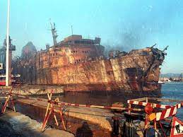 Moby prince felaketi , 140 ölümle sonuçlanan büyük bir deniz kazasıydı. The Burned Hulk Of The Italian Ferry Moby Prince Is Towed Into Port After Her Fatal Collision With The Oil Tanker Agip Abruzzo On April 1oth 1991 140 Killed With One Survivor Catastrophicfailure