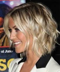 La coupe carré court est une coiffure indémodable qui vous donne plusieurs possibilités de styler vos cheveux. 25 Magnifiques Modeles De Cheveux Mi Longs Coupe Au Carre Courte Et Blonde Cheveux Mi Long Coupe Cheveux Carre Plongeant