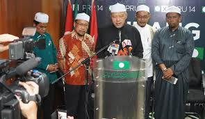 Pesuruhjaya sumpah bukan lah saksi pada sesuatu perjanjian atau akuan tetapi sumpah diangkat dihadapan pesuruhjaya sumpah. Ustaz Ahmad Angkat Sumpah Mb Kelantan