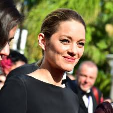 Parce que maillot de bain rime aussi avec accessoires de plage, découvrez des paréos, tatouages, serviettes et sacs de plage, avec des couleurs et motifs toujours plus fun, pour valoriser votre look estival ! Photos Marion Cotillard Ose Une Robe Transparente Sexy A Cannes Femme Actuelle Le Mag