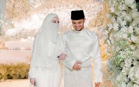 Beliau dilahirkan pada 16 mei 1990 di kajang, selangor dan merupakan anak tunggal kepada pasangan zainal abidin bin abu dan faridah binti mohd noor. Neelofa Publicly Apologises For Violating Covid 19 Sop At Recent Wedding Ceremony Langkawi Trip Showbiz Malay Mail
