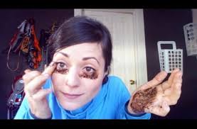 She Starts Her Day With Coffee Grounds On Her Face Why She Does It Is Actually Brilliant Haare Pflegen Gesicht Pflege Haare Waschen Ohne Shampoo