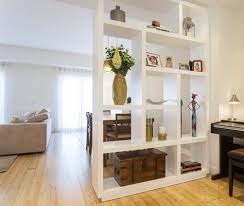 Der Beste Weg Das Wohnzimmer Vom Eingangsbereich Zu Trennen 7 Beispiele Homify Homify Raumteiler Regal Wohnzimmer Innenarchitektur Wohnzimmer Wohnzimmer Einrichten