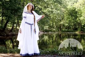 Gewandatelier für das mittelalter hochzeitskleid mittelalter brautkleid wikinger kleidung. Mittelalter Hochzeitskleid Schwan Kaufen Vorhanden In Weisse Baumwolle Blauer Schwan Borte Rote Rowena Borte Im Mittelalter Shop Armstreet