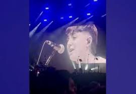 Lydia Sánchez interpreta una canción de Hombres G con David Summers en una  noche mágica
