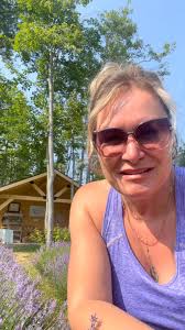 🪴Nos plants de lavande sont en pleine croissance! 🪻Transplantés avec  soin, ils seront prêts à embellir votre été. Plante vivace, elle fleurit  tout l'été et aide à repousser les 🦟 📣Les détails