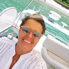 Gente será que só eu fico olhando as cenas do Ruda e penso, será que vai  começar a babar? Não entendo o porquê desde todas as flores não conseguia  ver as cenas