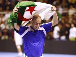 هو زين الدين يزيد حياته : ØµØ­ÙŠÙØ© ÙØ±Ù†Ø³ÙŠØ© Ø²ÙŠØ¯Ø§Ù† ØªØ¬Ù…Ø¹Ù‡ Ù‚ØµØ© Ø­Ø¨ ÙƒØ¨ÙŠØ±Ø© Ù…Ø¹ Ø§Ù„Ø¬Ø²Ø§Ø¦Ø±