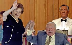 En 1984, pinochet hiriart, usando a su amigo eduardo le roy vicuña como testaferro, compró la empresa metalúrgica nihasa limitada, cambiando pronto su nombre por el de proyectos metalúrgicos integrados de producción (psp). G1 Mundo Noticias Apos Ordem De Prisao Viuva De Pinochet Passa Mal E E Internada
