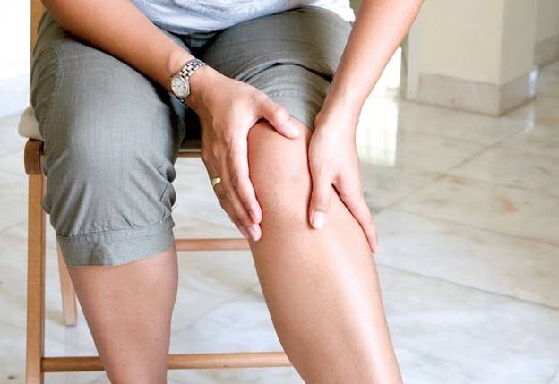  Đứng lâu gây đau cơ bắp chân