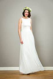 Wir hoffen, dass du jetzt auf ganzer linie von unseren langen hochzeitskleidern begeistert bist und wünschen dir eine unvergesslich schöne hochzeit, an die du lange und gern zurückdenkst. Langes Schlichtes Brautkleid Mara Mit Ruckenausschnitt Und Feiner Spitze Im Boho Style Brautkleid Schlicht Hochzeitskleid Lang Kleid Hochzeit