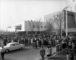 The Suburban Shopping Mall Isn T Going Extinct It S Adapting With Gyms Play Spaces And Apartments Chicago Tribune