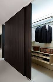 Der Zeitlose Holz Kleiderschrank Verleiht Ein Edles Flair 48 Ideen Schiebeturen Schrank Begehbarer Schrank Kleiderschrank Schiebeturen