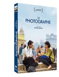 Voisins depuis des décennies, tous deux veufs, seuls dans leurs grandes maisons, addie et louis ne sont que très peu en contact. Sortie Dvd Le Photographe Ritesh Batra Reussit Son Retour Au Pays Baz Art Des Films Des Livres