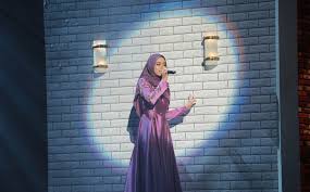 Sarah yang ditemui setelah dinobatkan sebagai juara, mengucapkan ribuan terima kasih kepada semua yang sentiasa menyokong beliau sepanjang. Big Stage Sarah Suhairi Tak Sangka Dapat Tewaskan Sissy Imann Gempak